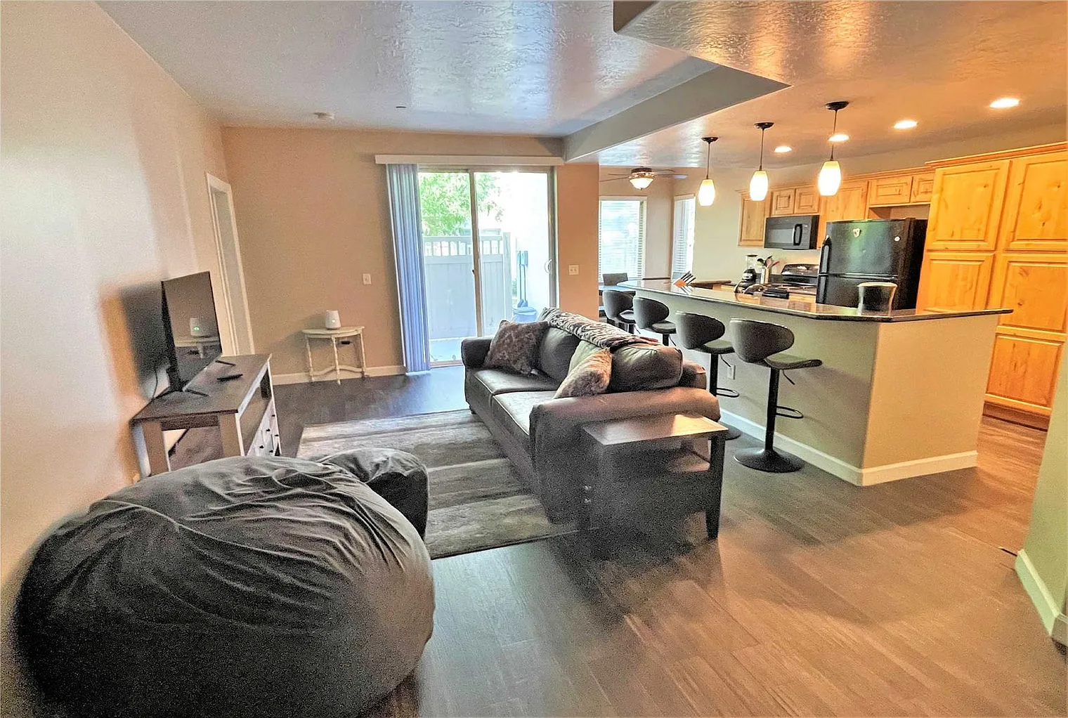 3 bed, 2.0 bath, 1474 sqft, $5,814 — Photo 3