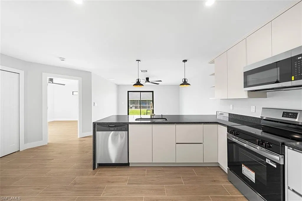 3 bed, 2.0 bath, 1180 sqft, $1,900 — Photo 4
