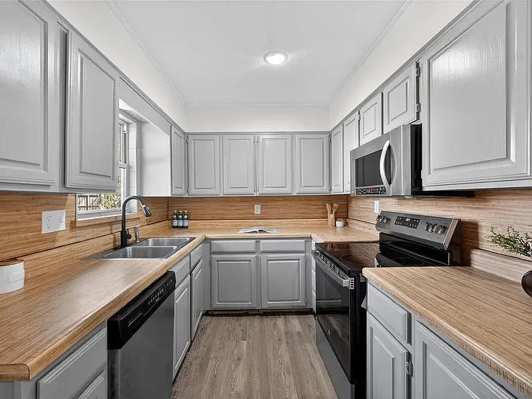 2020 Midlake Ln — Photo 3