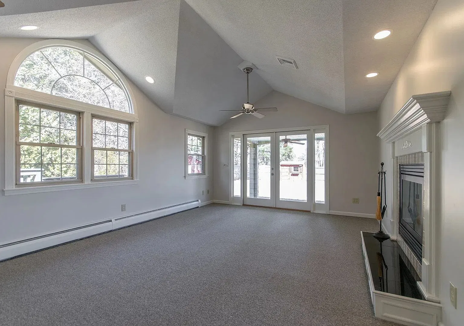 Charming 3BR House in East Longmeadow — Photo 3
