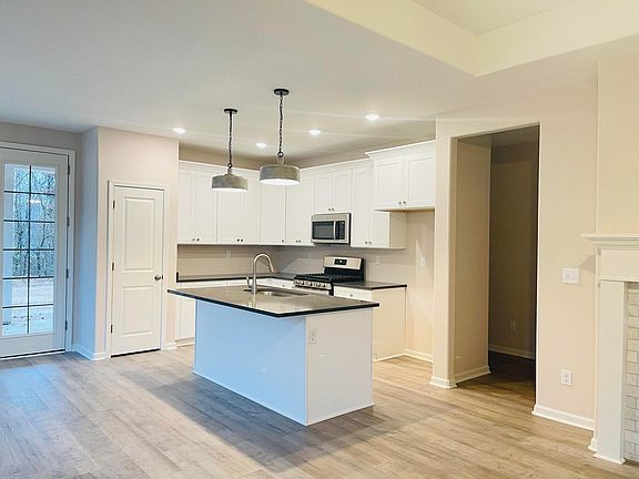 2nd image of 20 Dogwood Spring Dr