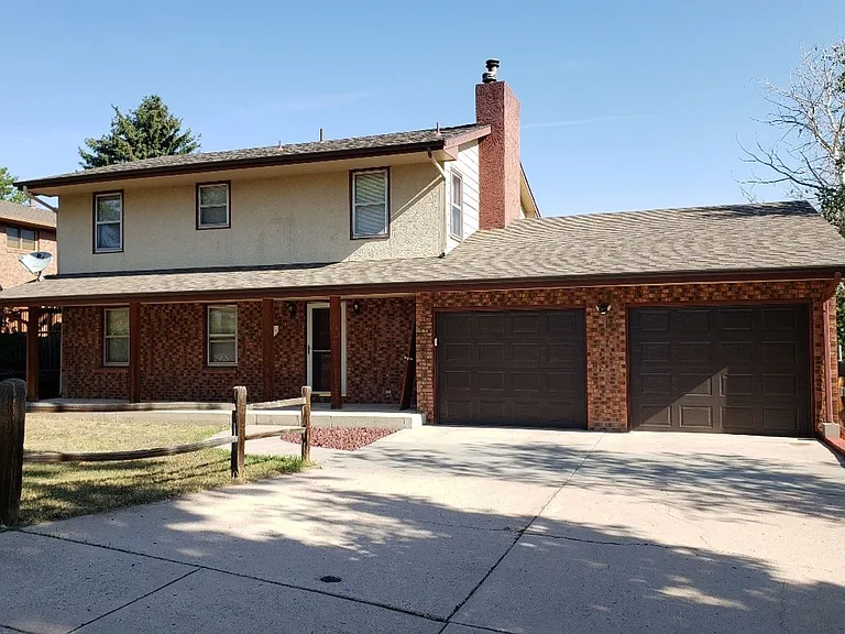2212 Glenwood Cir — Photo 2