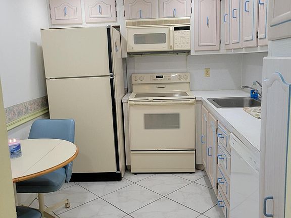 2nd image of 2300 NE 1st Lane #309