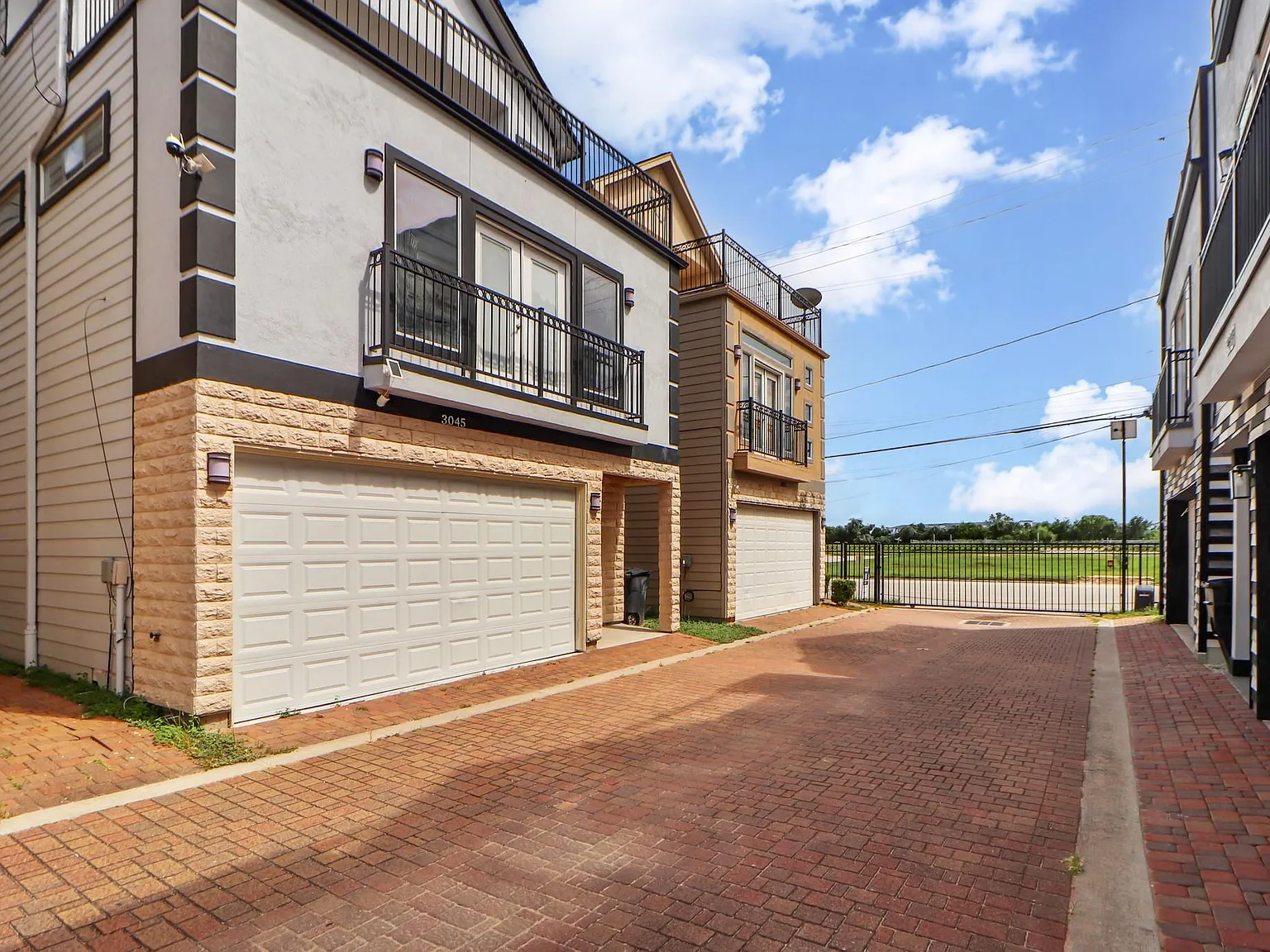 3 bed, 2.5 bath, 2542 sqft, $3,500 — Photo 3