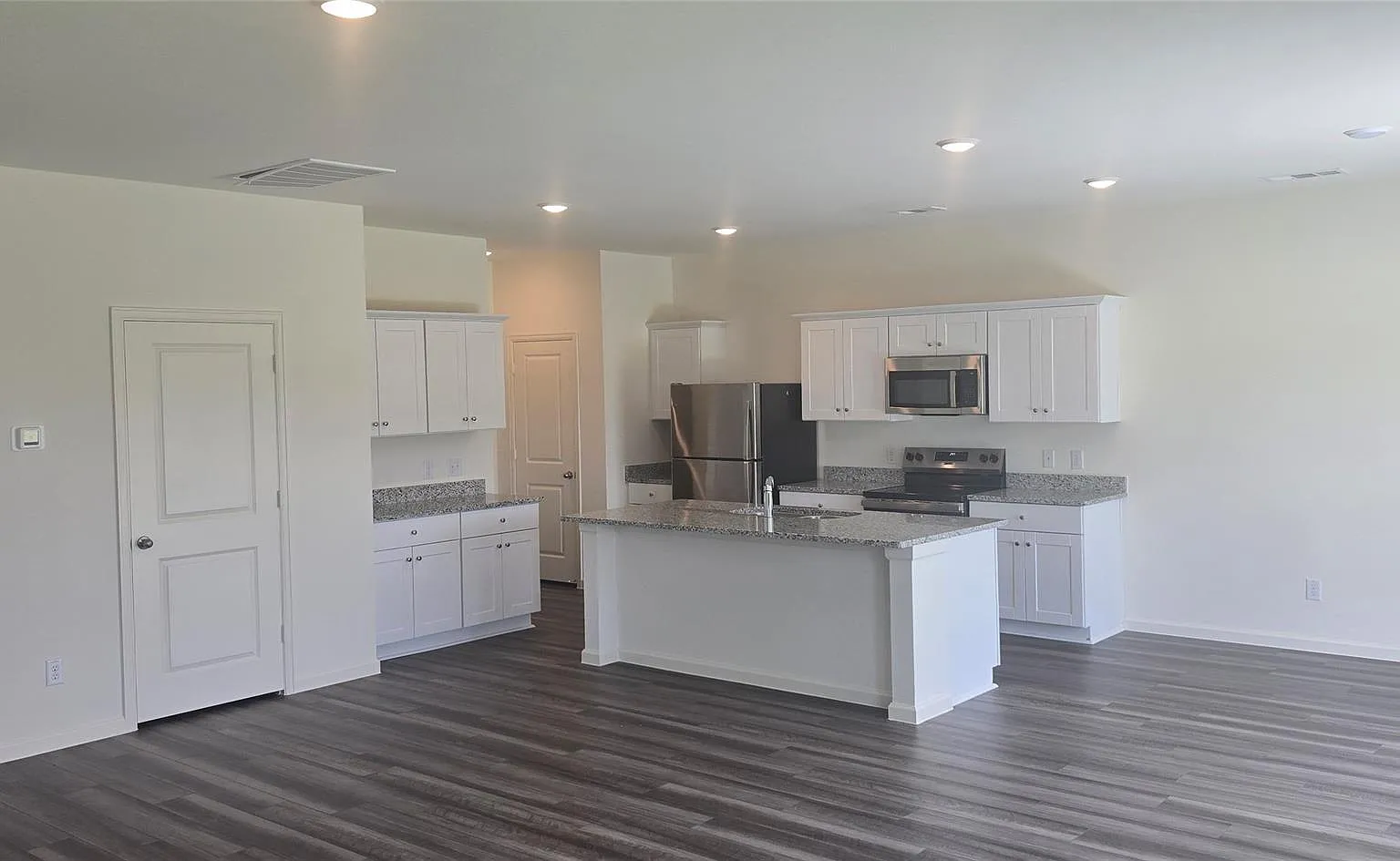 4 bed, 2.5 bath, 2121 sqft, $2,100 — Photo 2