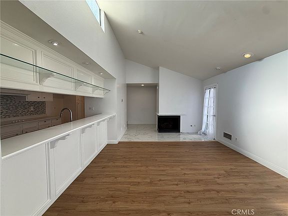 3rd image of 575 Esplanade APT 303