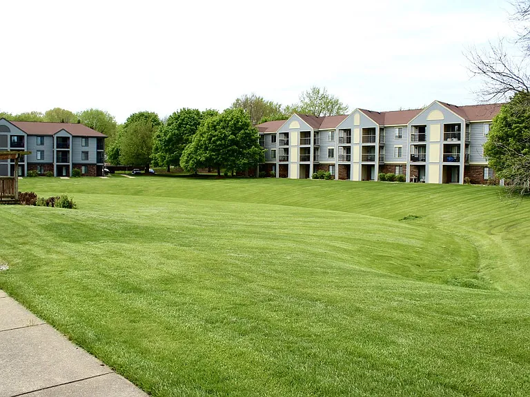 Emerald Park Apartments — Photo 22
