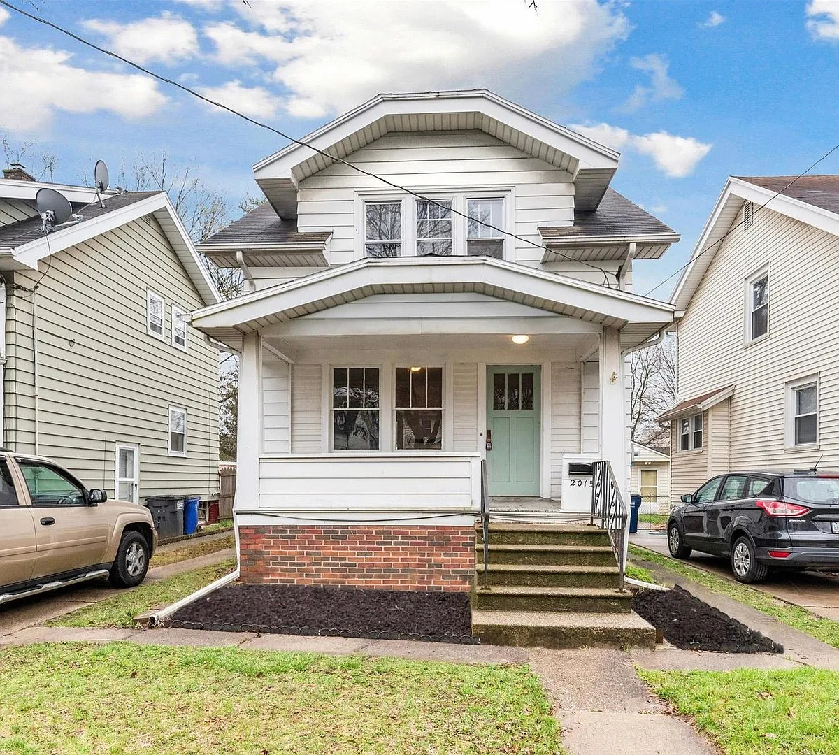 Photo 1 of 17 - 2015 Mansfield Rd - Toledo, OH Primary Photo - 2015 Mansfield Rd