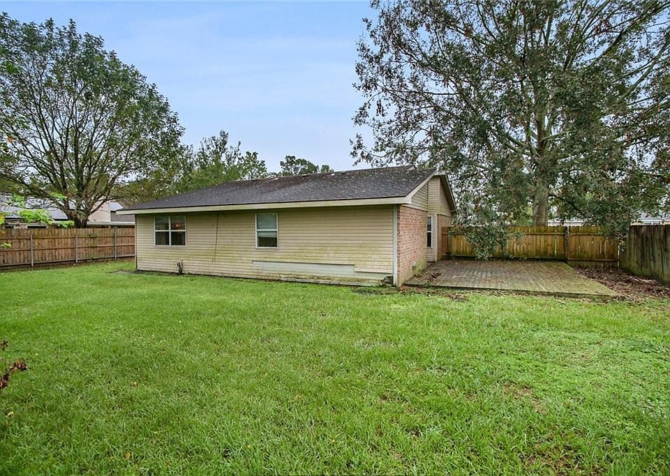 2nd image of 218 Crescentwood Loop
