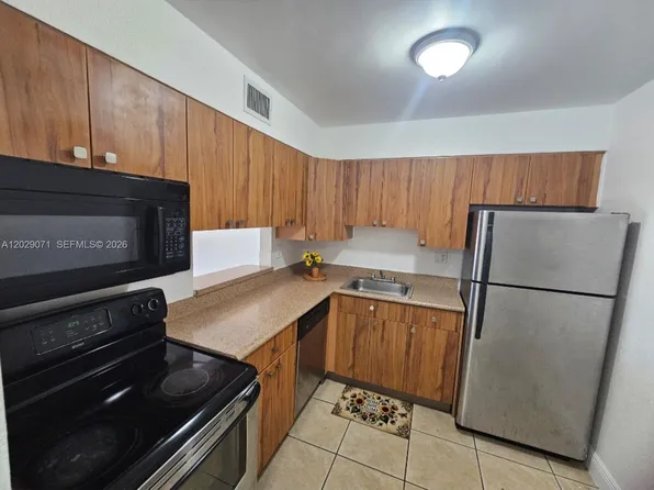 5241 Geneva Way APT 202, Doral, FL 33166