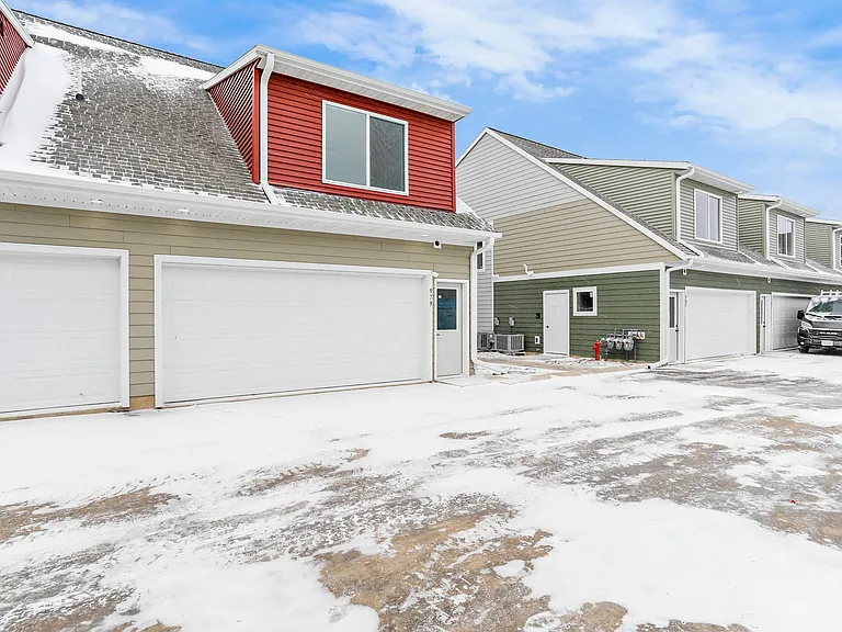979 Wisdom Rd — Photo 3
