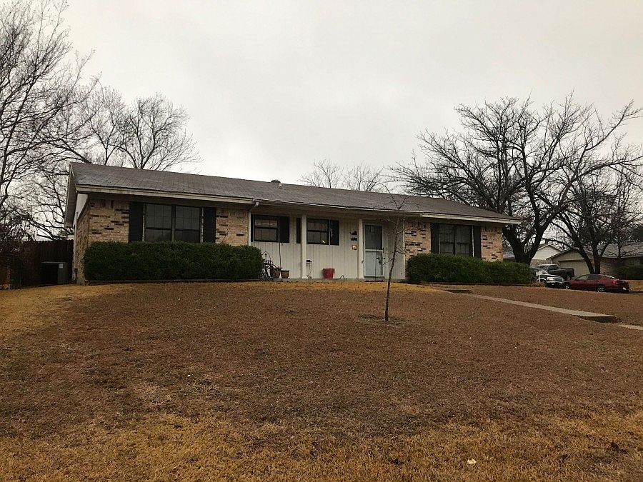 2nd image of 1603 S Lakeview Cir