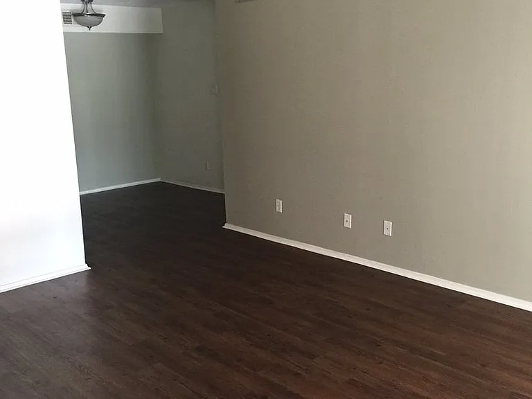 7056 N Holiday Dr — Photo 12