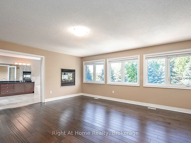 2096 Bingley Cres — Photo 16