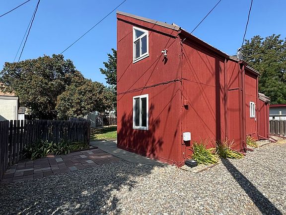 2nd image of 302 1/2 S Walnut St
