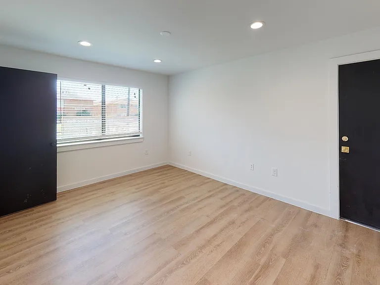 Live Oak Manor — Photo 24