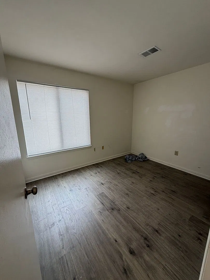 Updated Top Floor Apartment Near Virginia Tech — Photo 4
