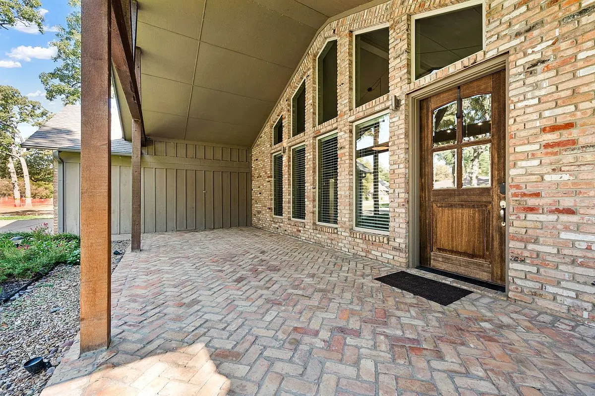 4 bed, 3.0 bath, 2577 sqft, $5,350 — Photo 2