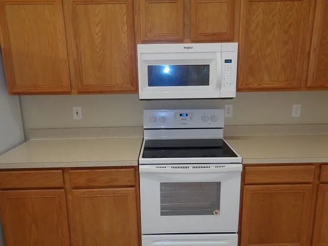 3 bed, 2.0 bath, 1598 sqft, $2,290 — Photo 2