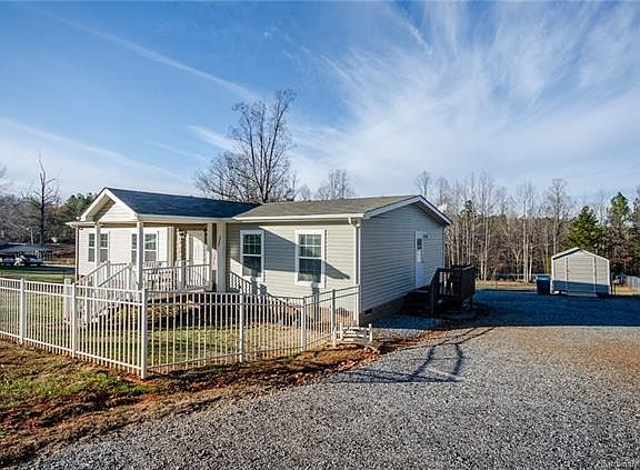 3rd image of 7375 Honeysuckle Dr