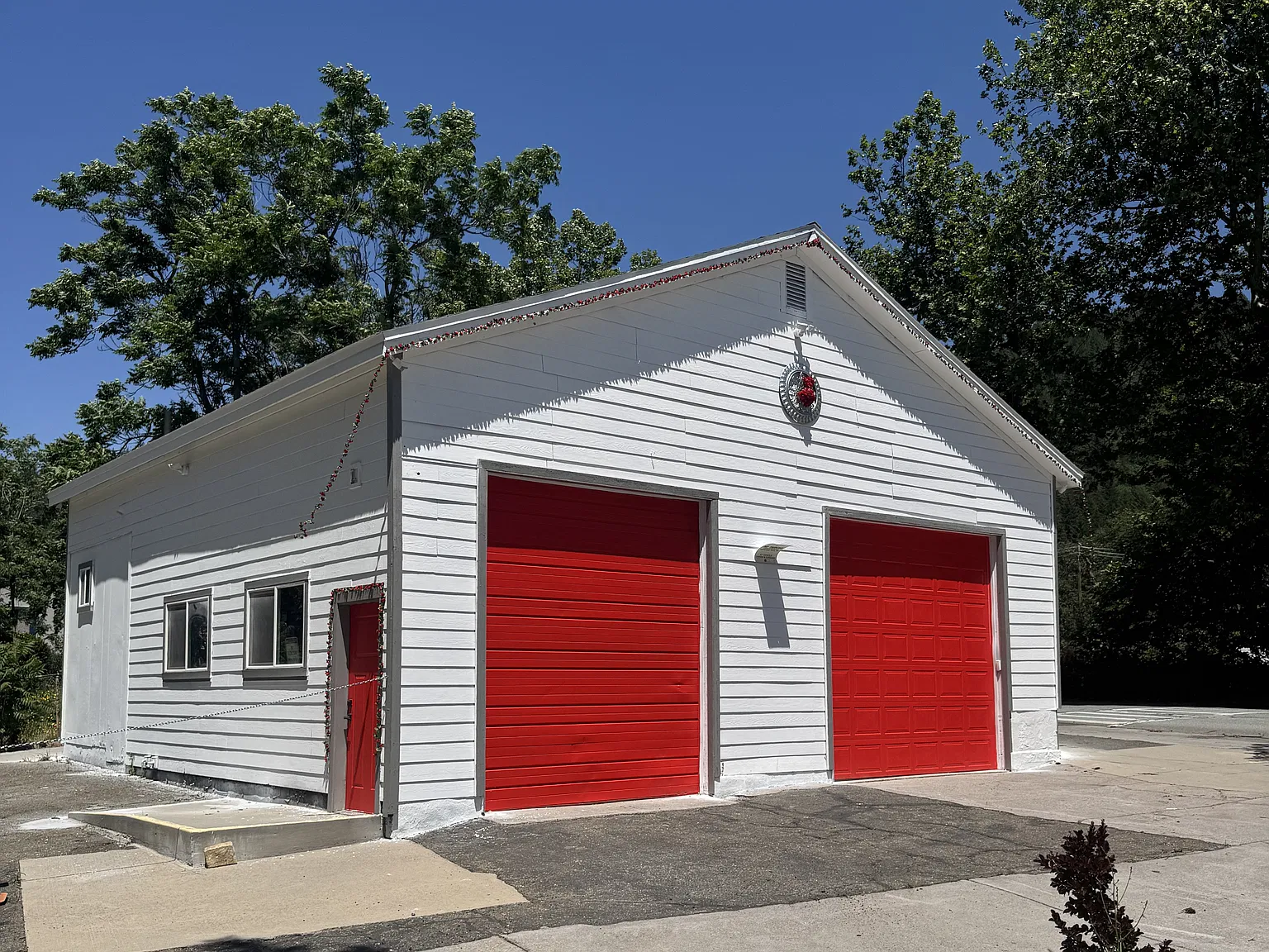 Commercial Building in Downtown Dunsmuir — Photo 1