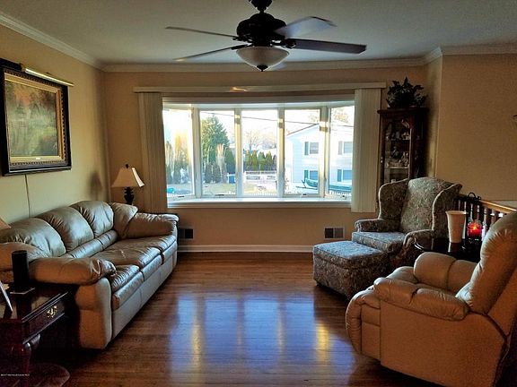 4th image of 160 Taft Dr