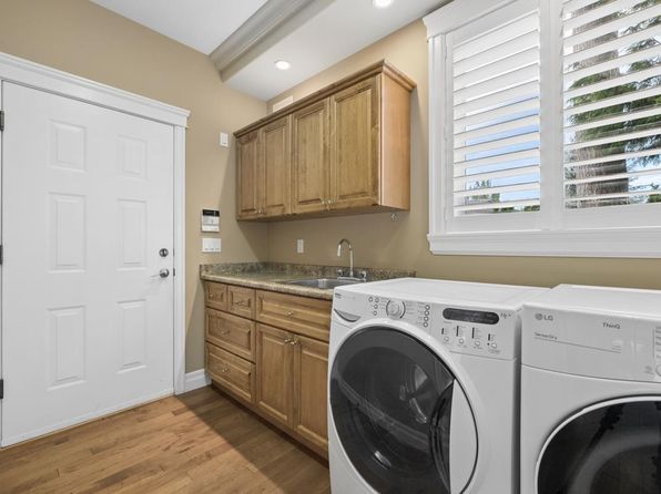 4 bedroom rental in Surrey — photo 8