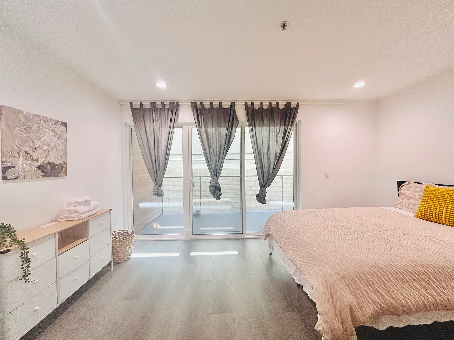 2 bed, 700 sqft, $2,350 — Photo 1