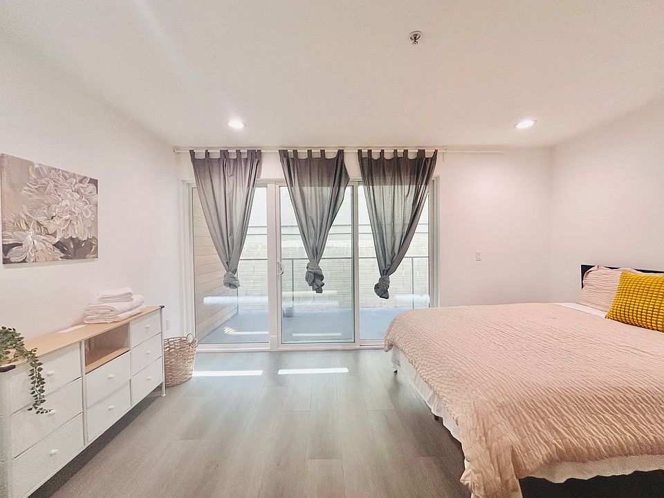 1st image of 14954 Sherman Way #105