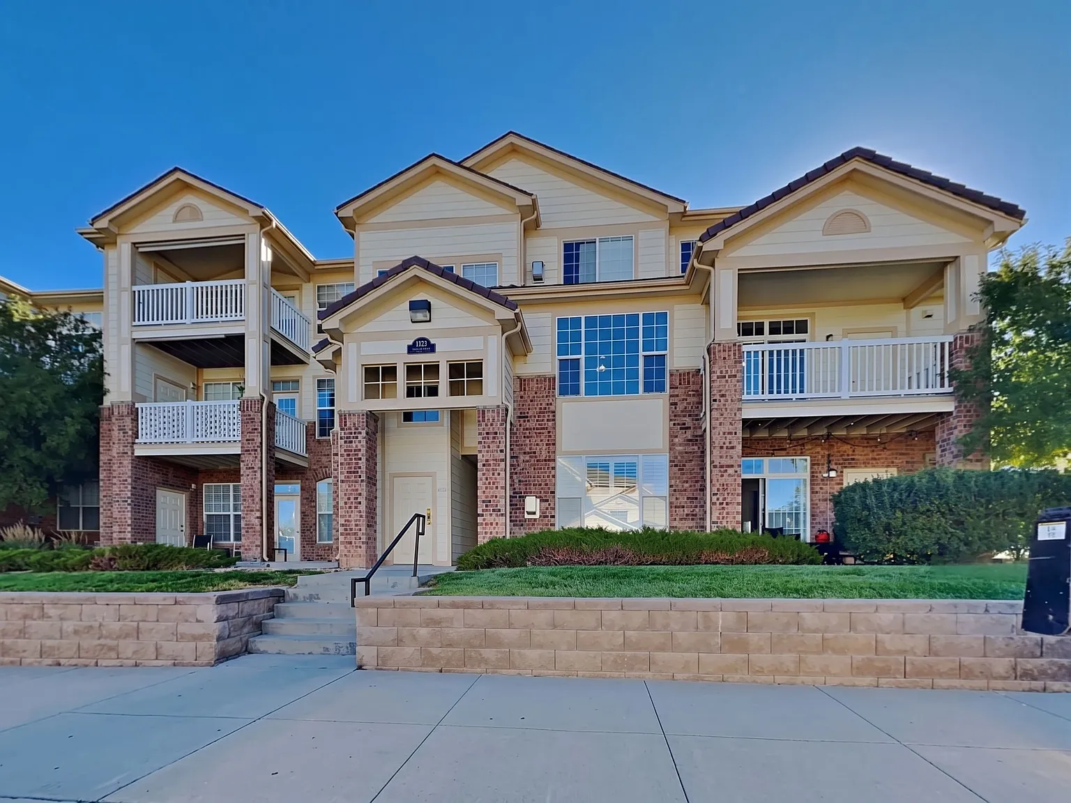 2 bed, 2.0 bath, 1232 sqft, $1,995 — Photo 2