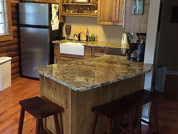 Island w/ 3 bar stools