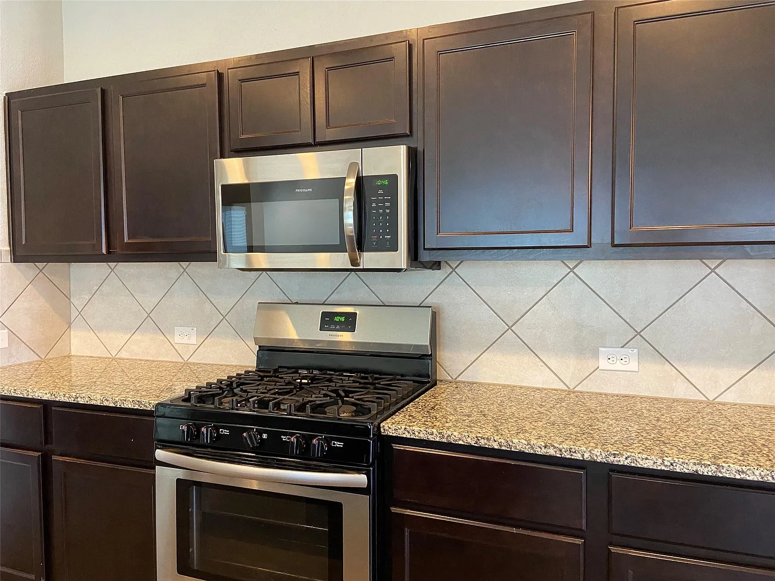4 bed, 3.0 bath, 2320 sqft, $2,450 — Photo 3