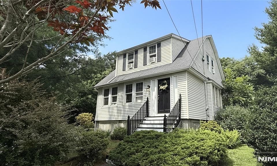 1st image of 393 Kingston St