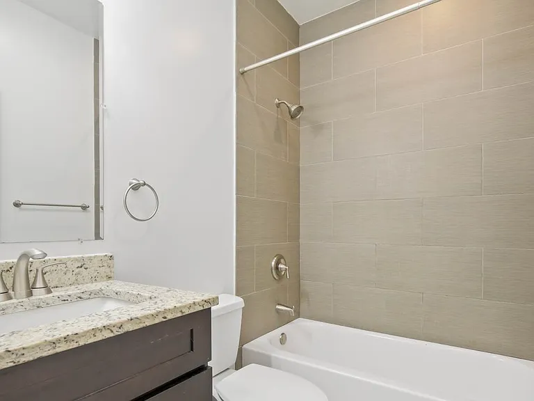 N Eastlake Ter — Photo 5