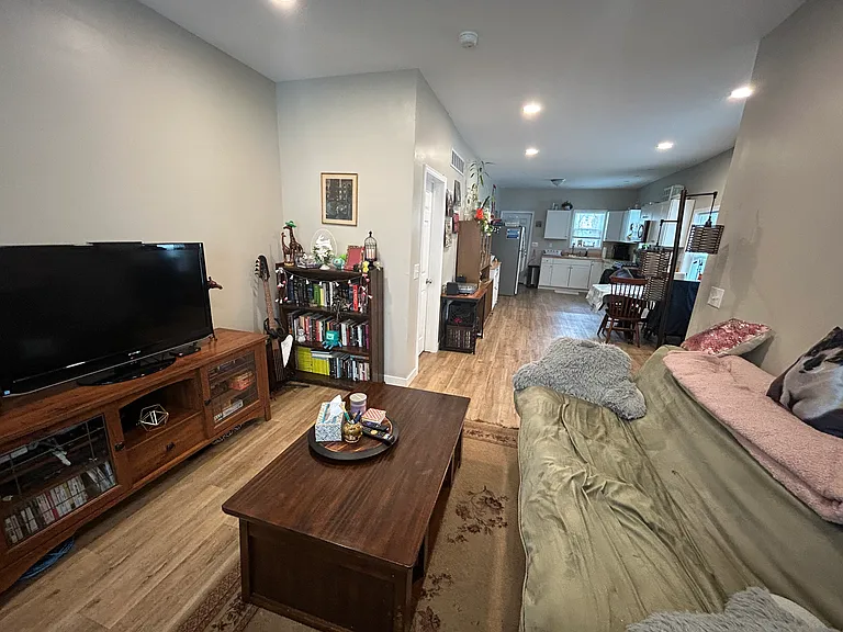 1239 S Plymouth Ave — Photo 6