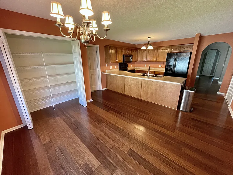 Eat-in kitchen