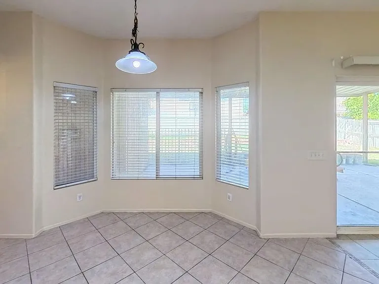 2226 Willowbrook Ln — Photo 10
