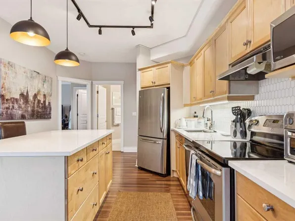 4 S 14th St NW #305, Calgary, AB T2N 1Z4