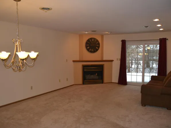 18755 Brookfield Lake Dr, Brookfield, WI 53045