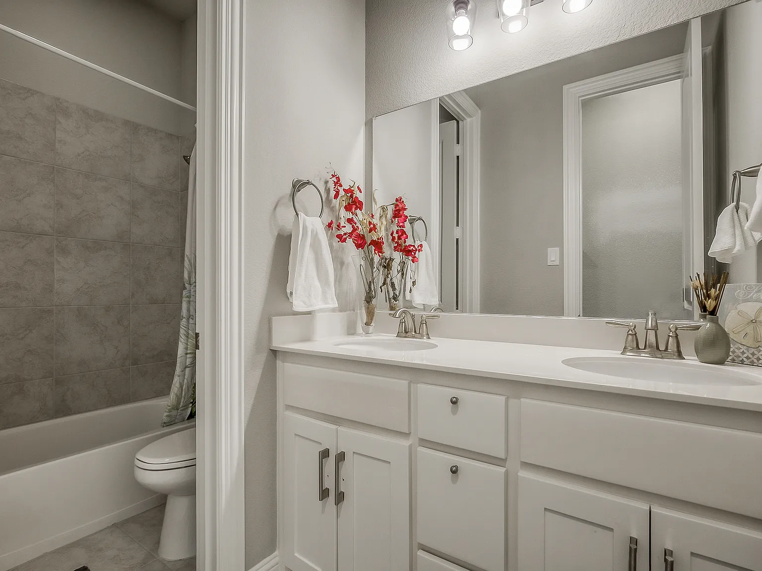 4 bed, 2734 sqft, $3,495 — Photo 3
