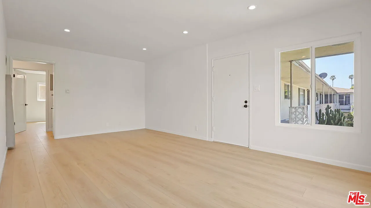 3 bed, 2.0 bath, $3,950 — Photo 2