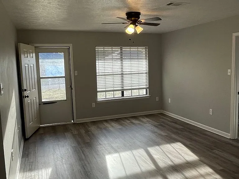 1415 Huebner St — Photo 2