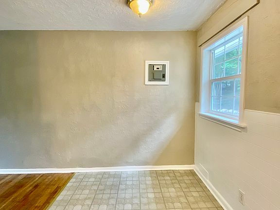 4th image of 423 Moore St #423