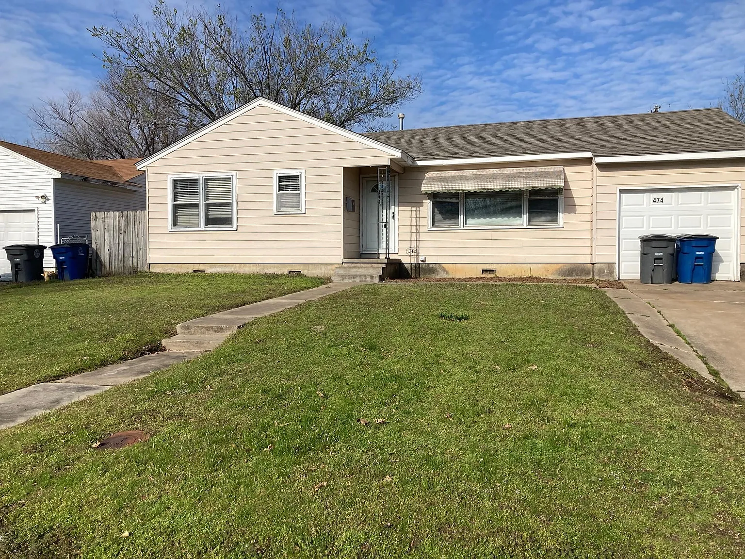 3 bed, 1002 sqft, $1,275 — Photo 1