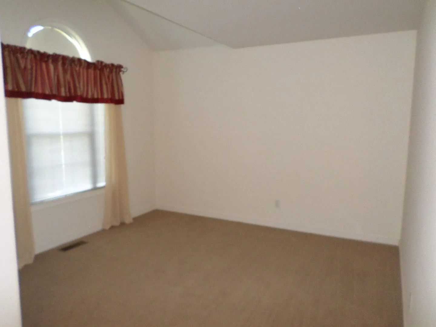 3 bedroom home on corner lot with basement — Photo 4