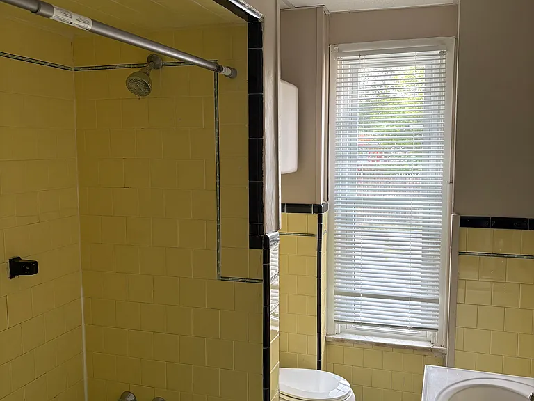 811 Warwick Ave — Photo 3
