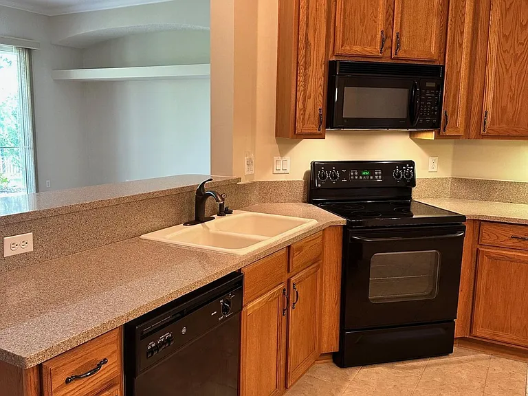 1439 Barrington Cir — Photo 8