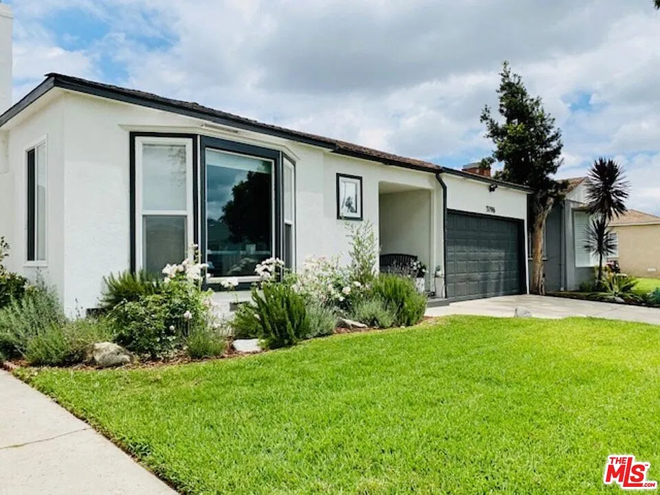 3 bed, 2.0 bath, 1523 sqft, $5,950 — Photo 3