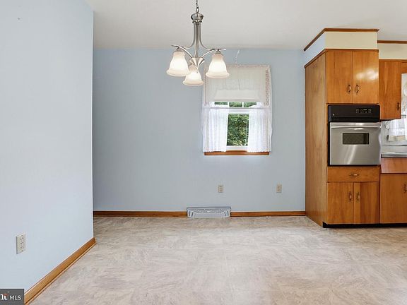 5th image of 498 Middletown Rd