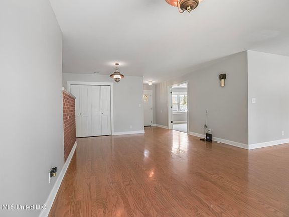 4th image of 325 Oakridge Cir
